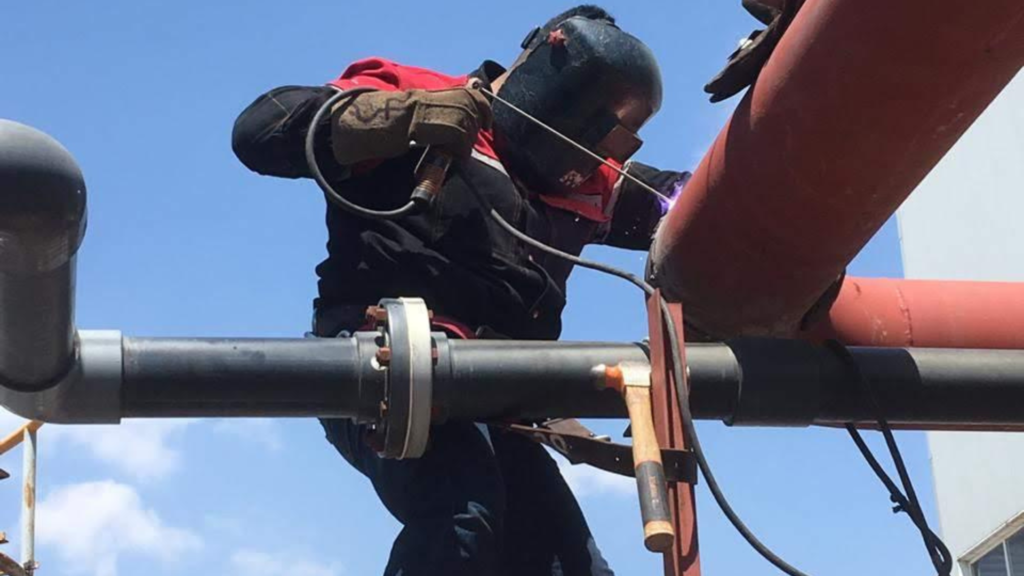 Más Allá de las Herramientas: El Triángulo de la Eficiencia en Mantenimiento Industrial